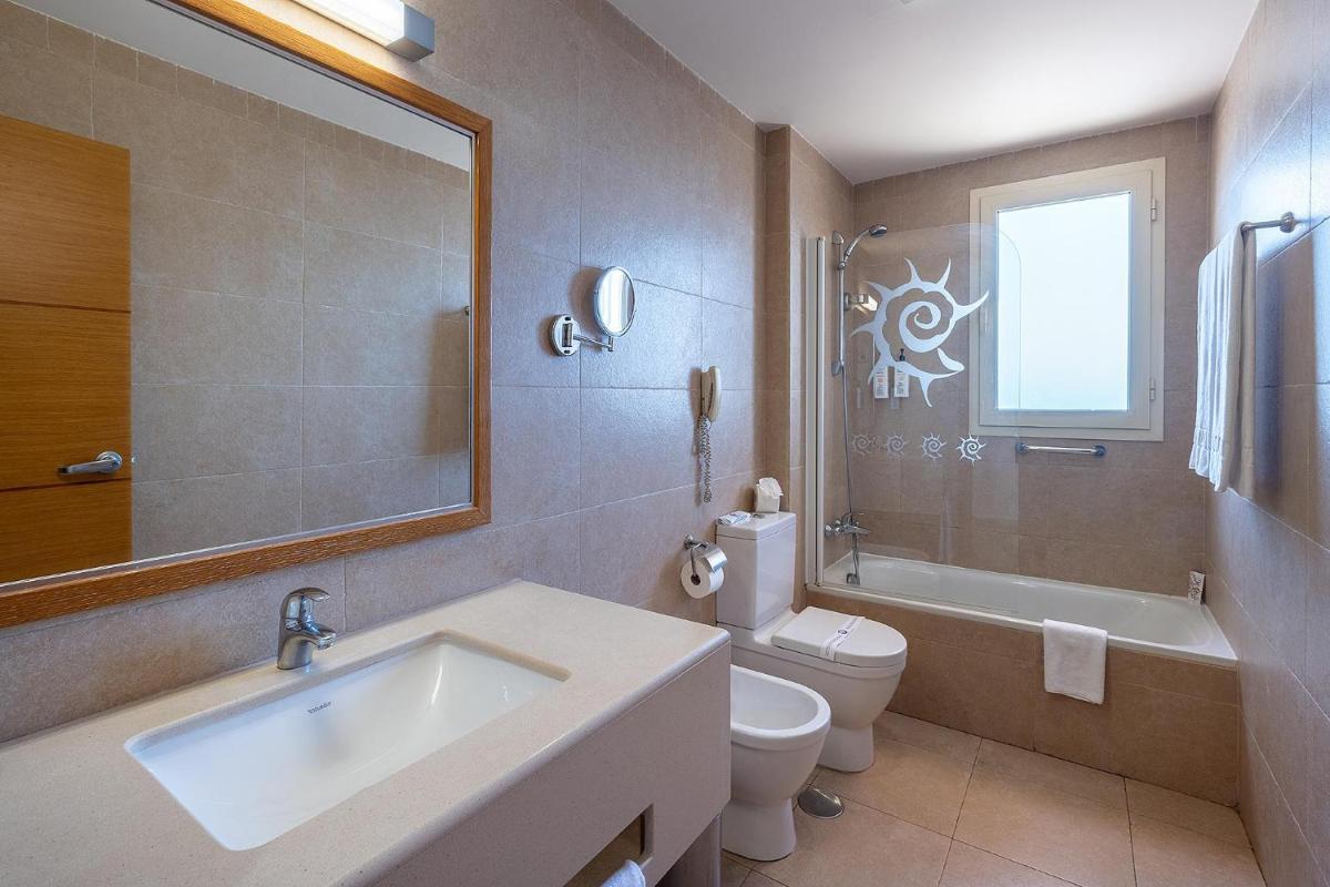 Un baño de Poseidon La Manga Hotel & Spa - Designed for Adults