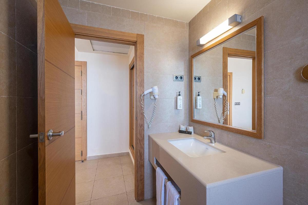 Un baño de Poseidon La Manga Hotel & Spa - Designed for Adults