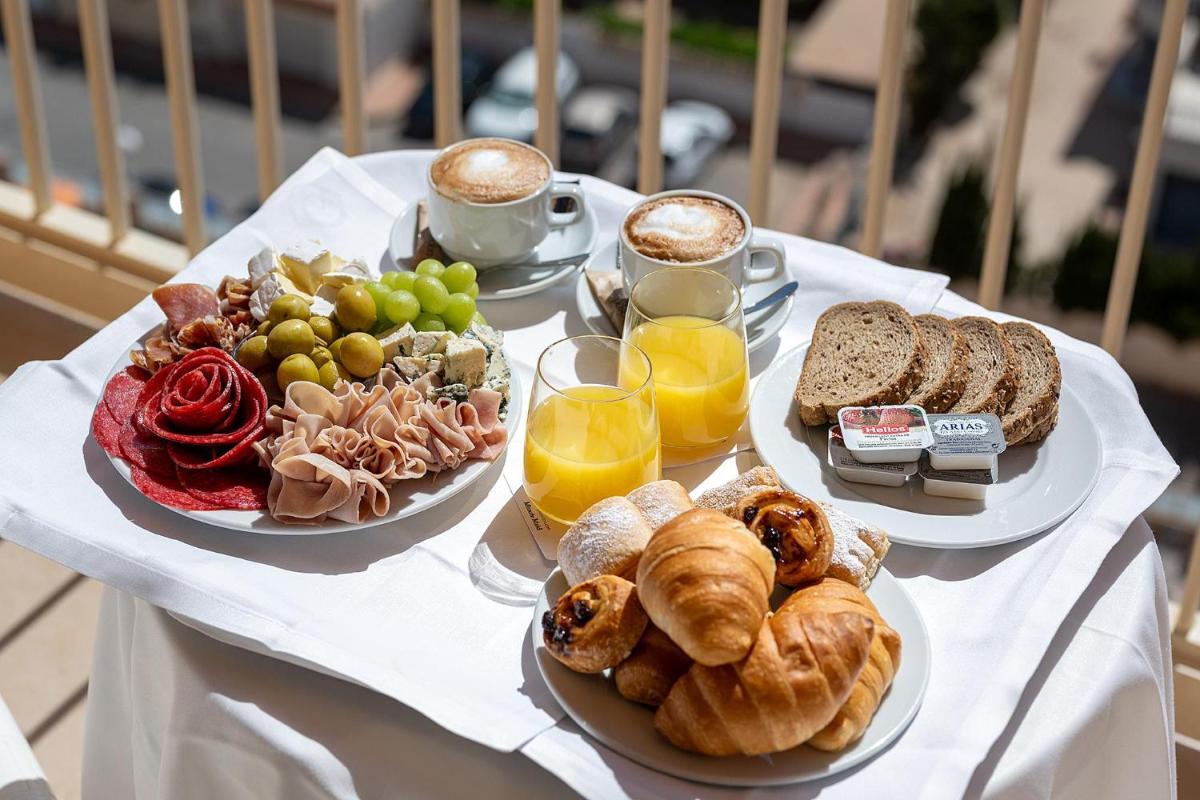 Comida en o cerca de este hotel