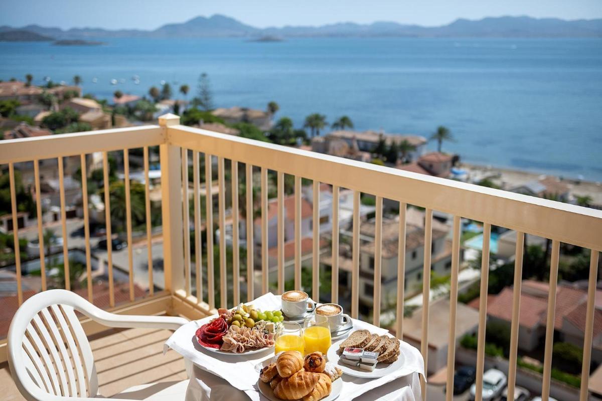 Comida en o cerca de este hotel