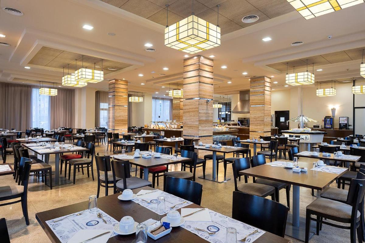 Un restaurante o sitio para comer en Poseidon La Manga Hotel & Spa - Designed for Adults