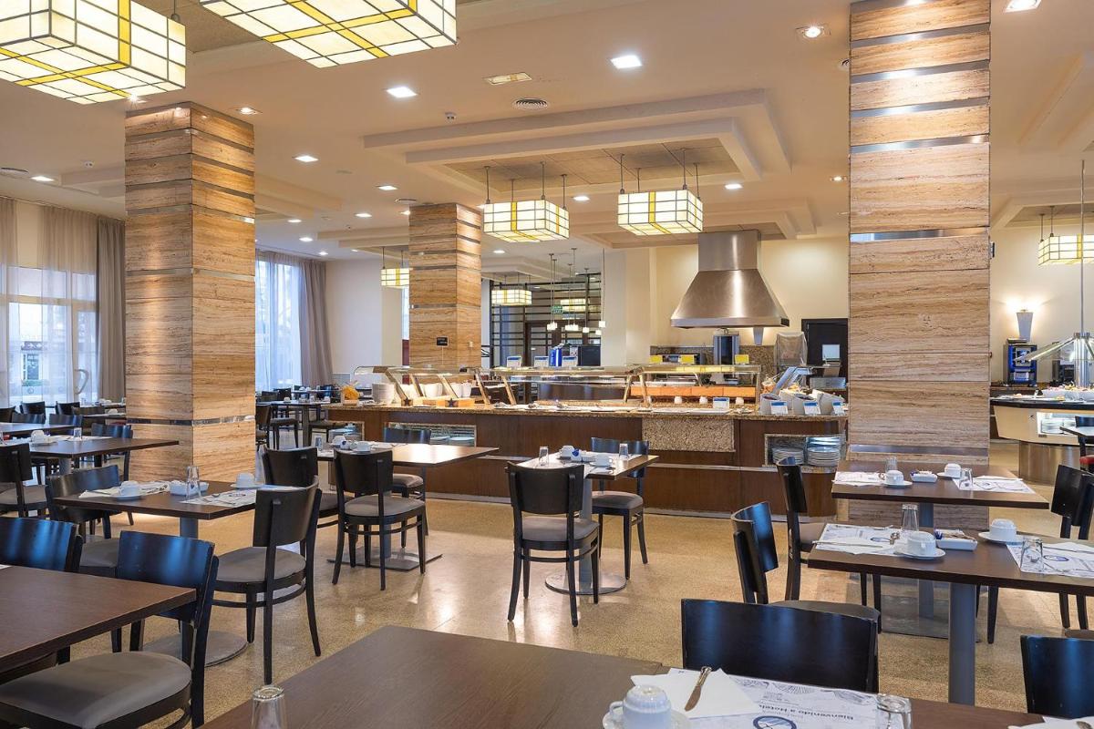 Comida en o cerca de este hotel
