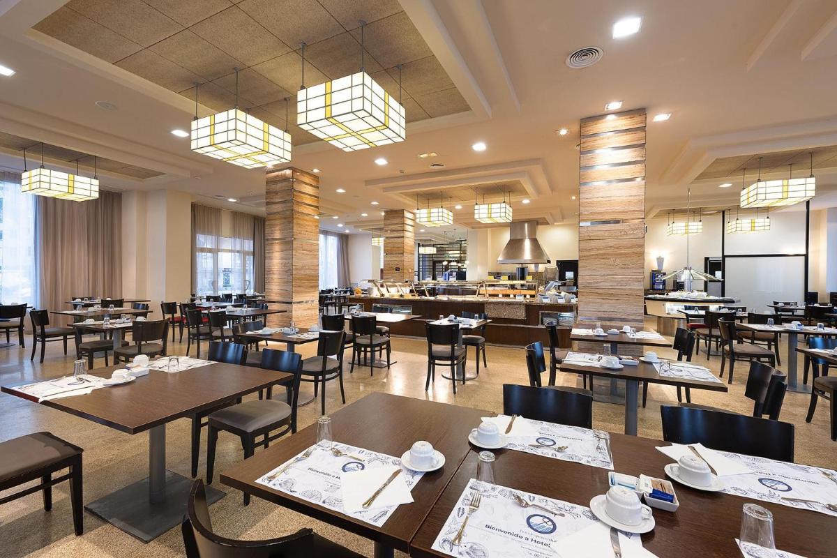 Un restaurante o sitio para comer en Poseidon La Manga Hotel & Spa - Designed for Adults