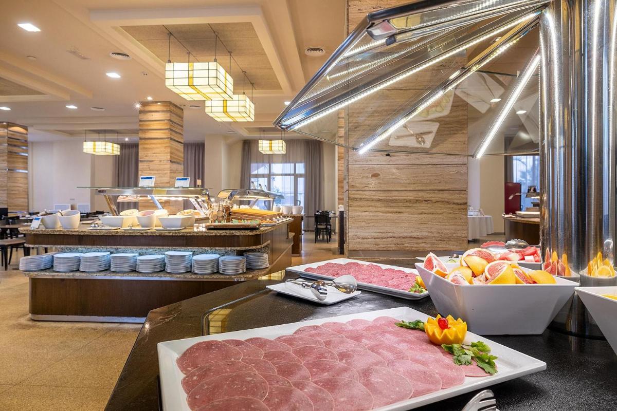 Comida en o cerca de este hotel