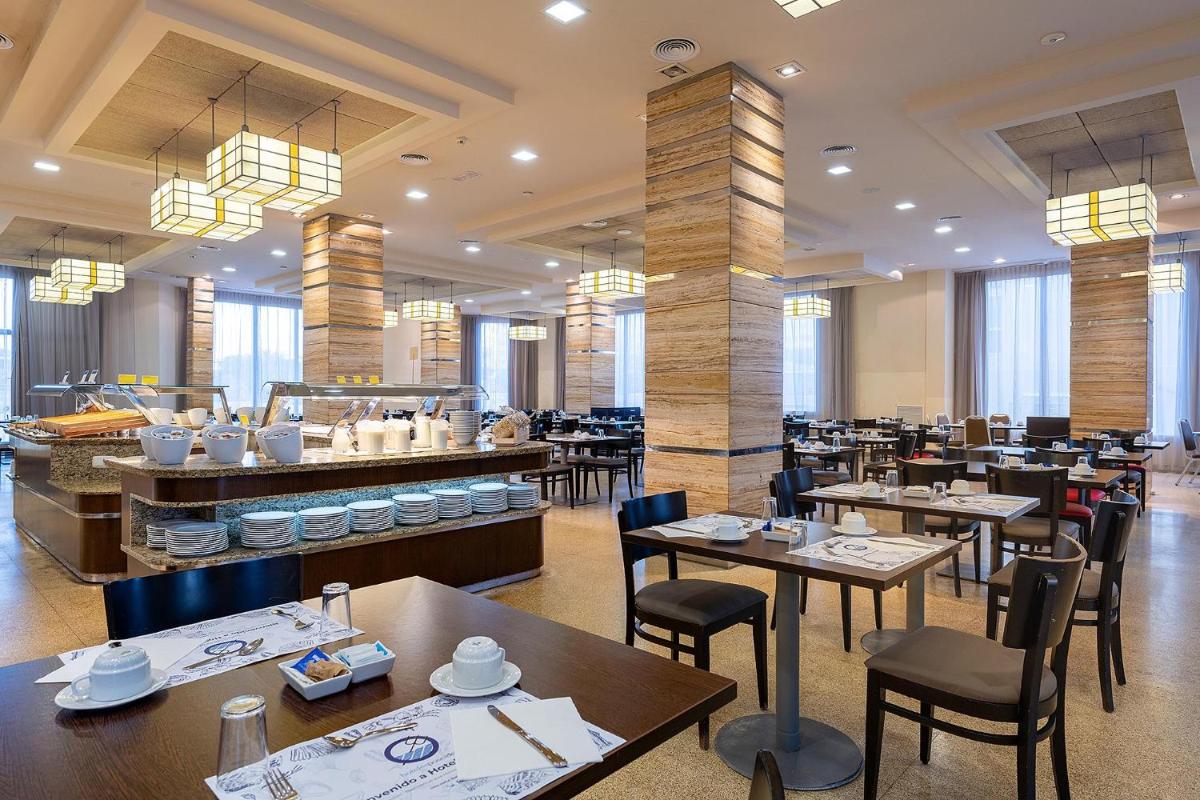 Un restaurante o sitio para comer en Poseidon La Manga Hotel & Spa - Designed for Adults