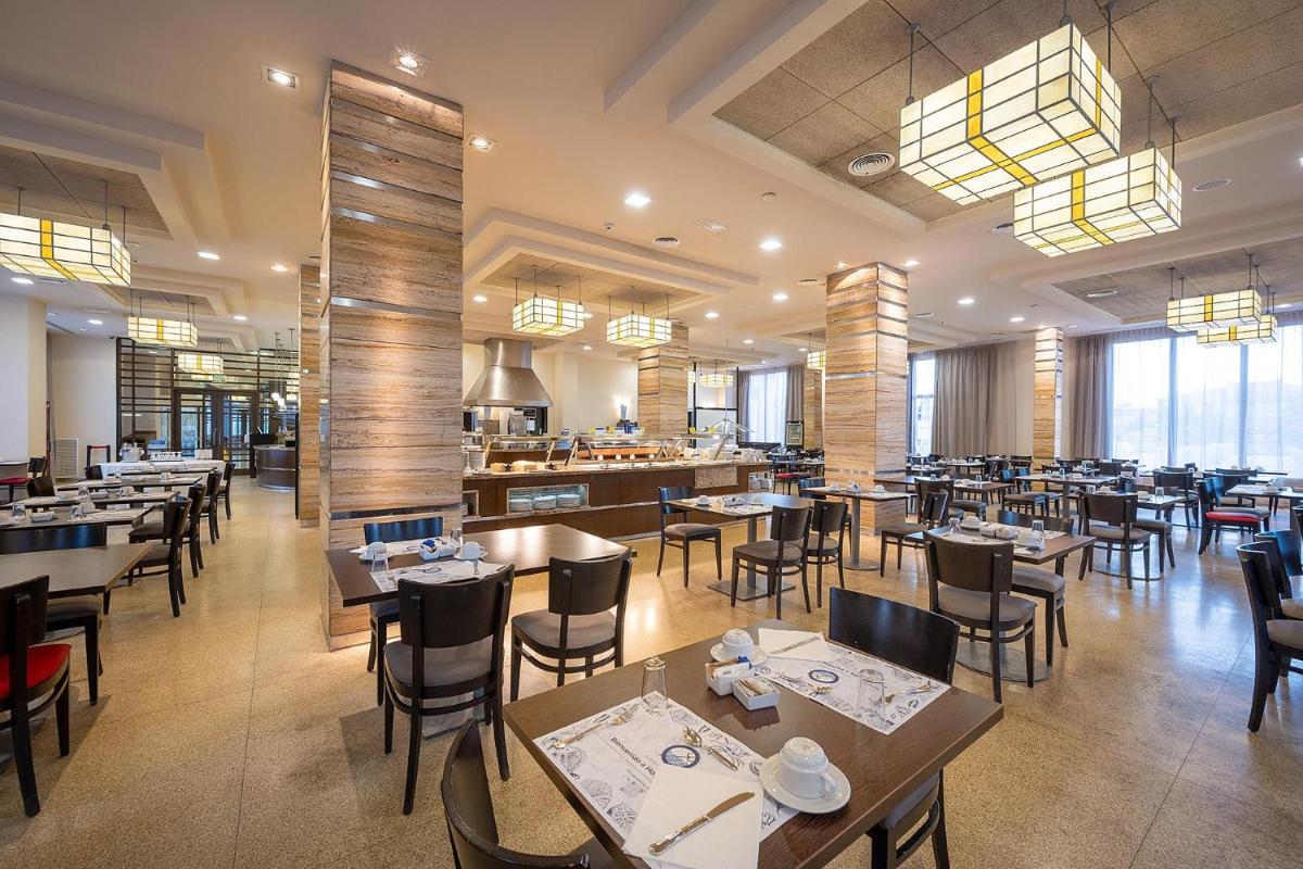 Un restaurante o sitio para comer en Poseidon La Manga Hotel & Spa - Designed for Adults