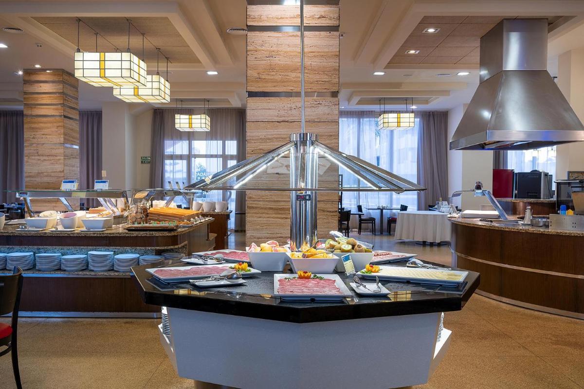 Comida en o cerca de este hotel