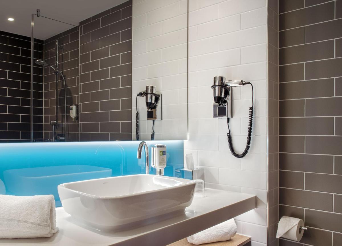 Holiday Inn Express Karlsruhe - City Park by IHG - Housity
