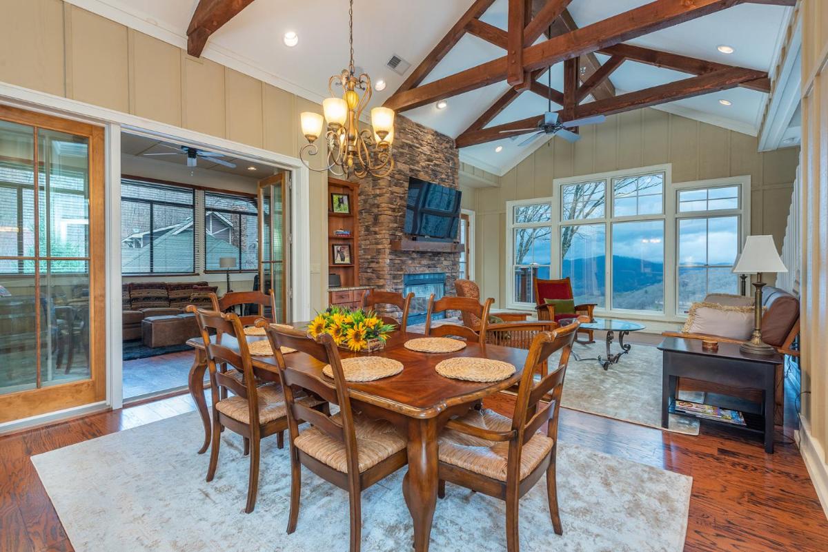 Bear Mountain Lodge Mountain Air Condo with Spectacular Views! - Housity