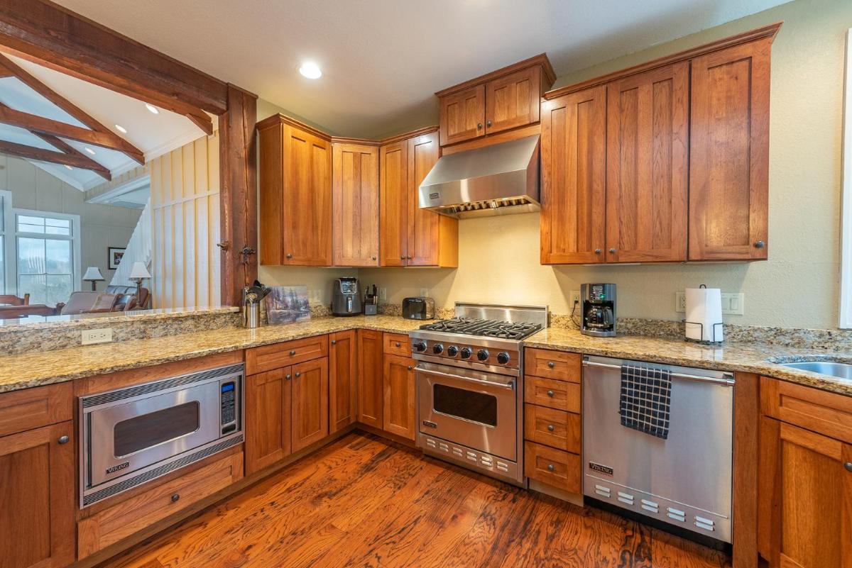 Bear Mountain Lodge Mountain Air Condo with Spectacular Views! - Housity