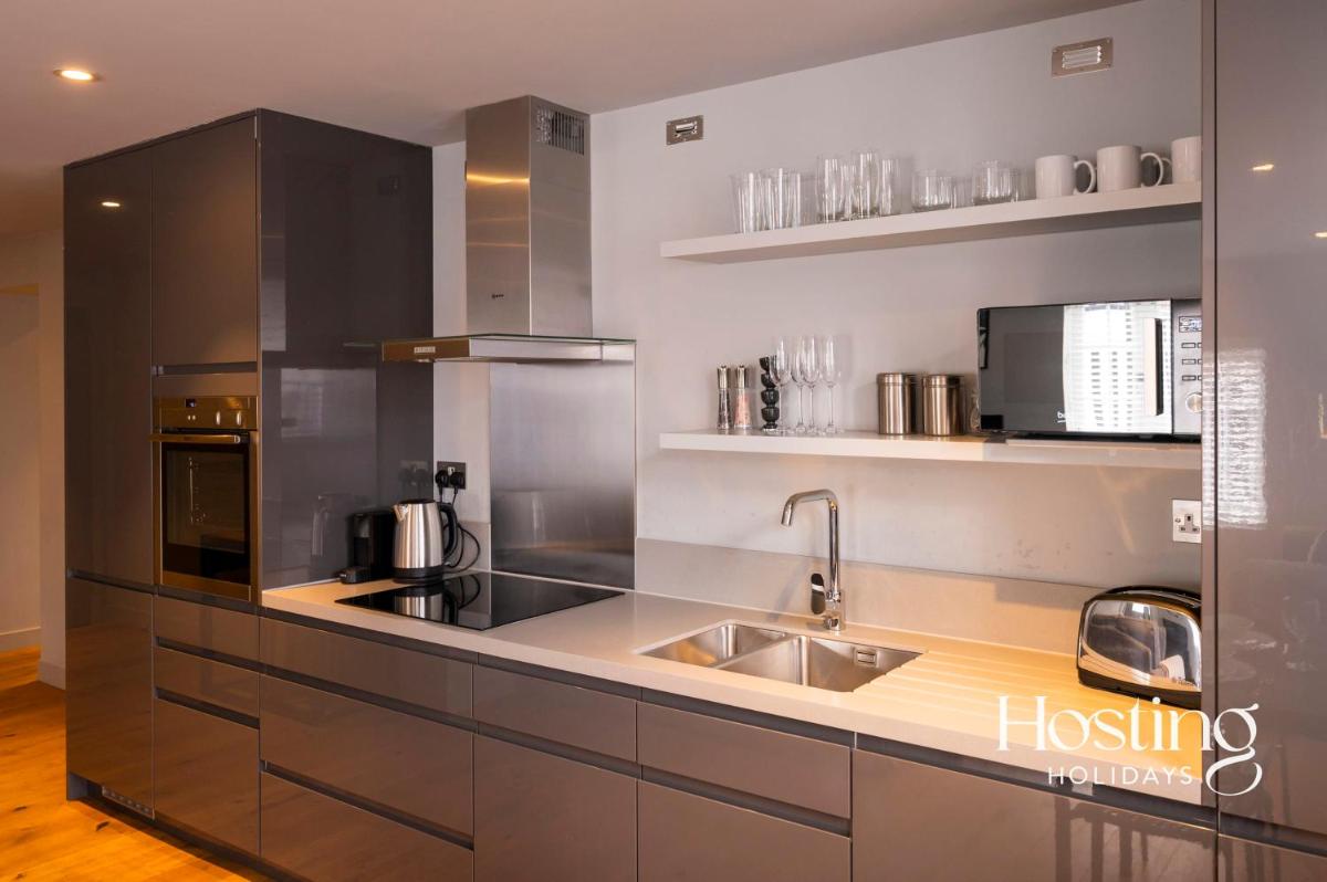 Modern Luxury Apartment In The Heart of Henley - Housity