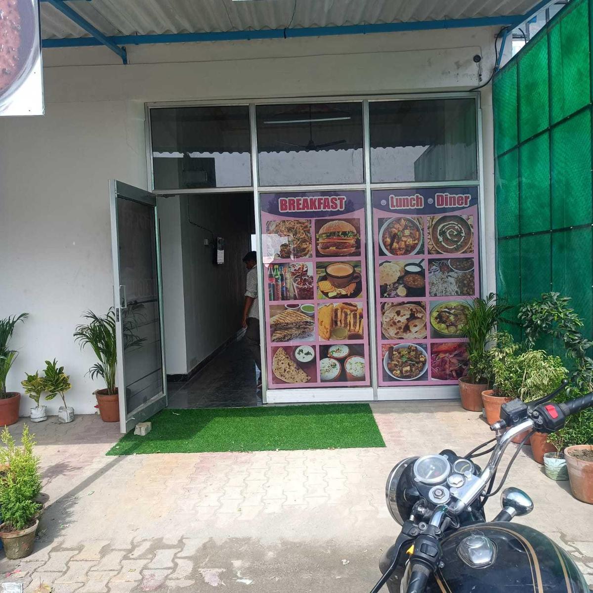 Suitetrails - Super OYO 81155 Four Season Hotel Restaurant And Cafe
