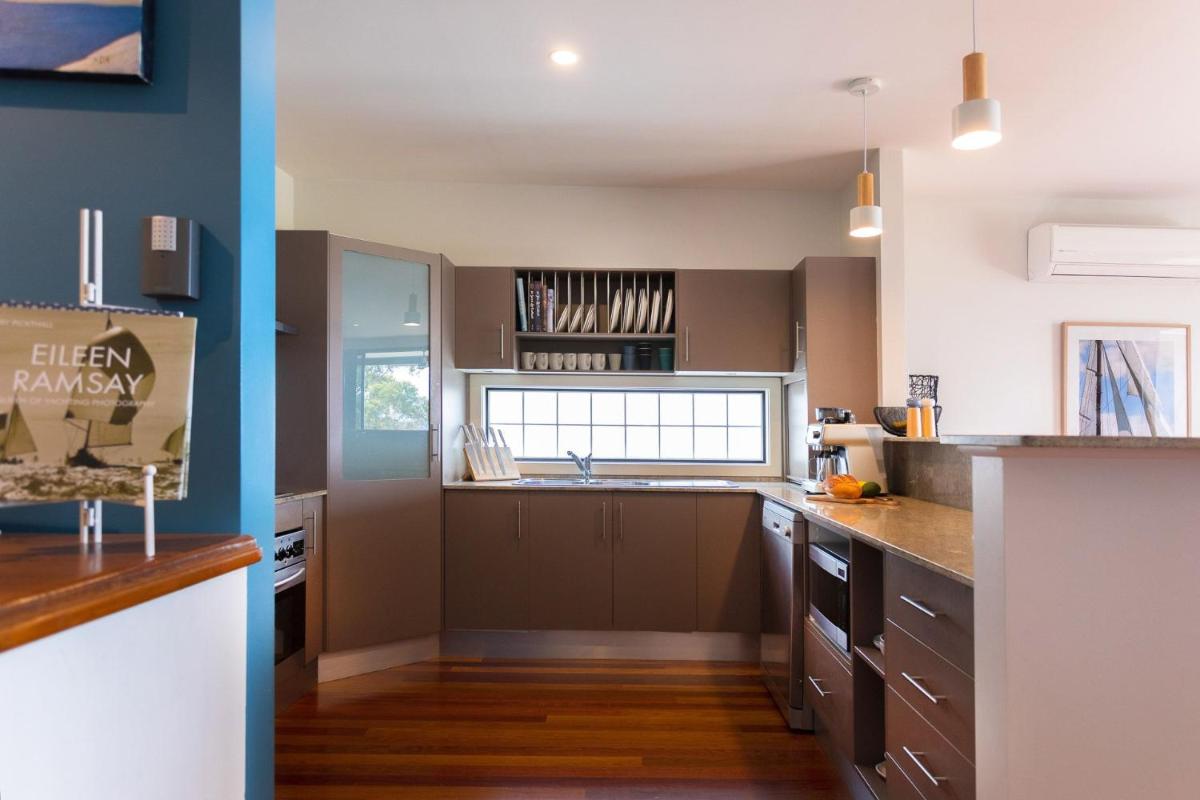 Cossies at Corlette Stunning views & Beach access - Housity
