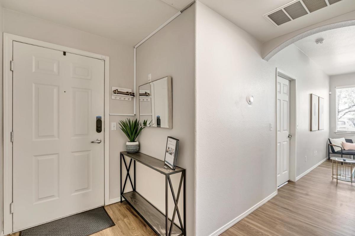 Luxe Main Floor Family Friendly Apt King Beds - Housity