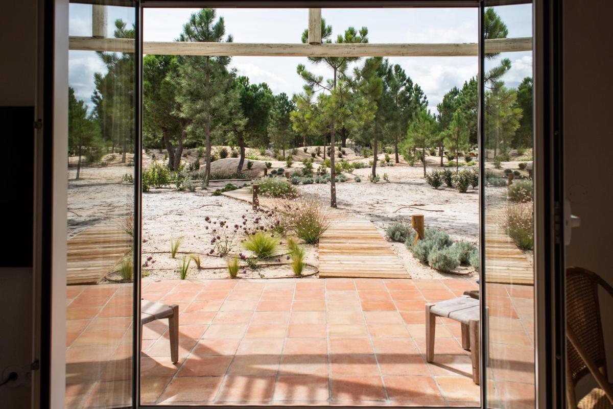 Um jardim no exterior de Independente Comporta