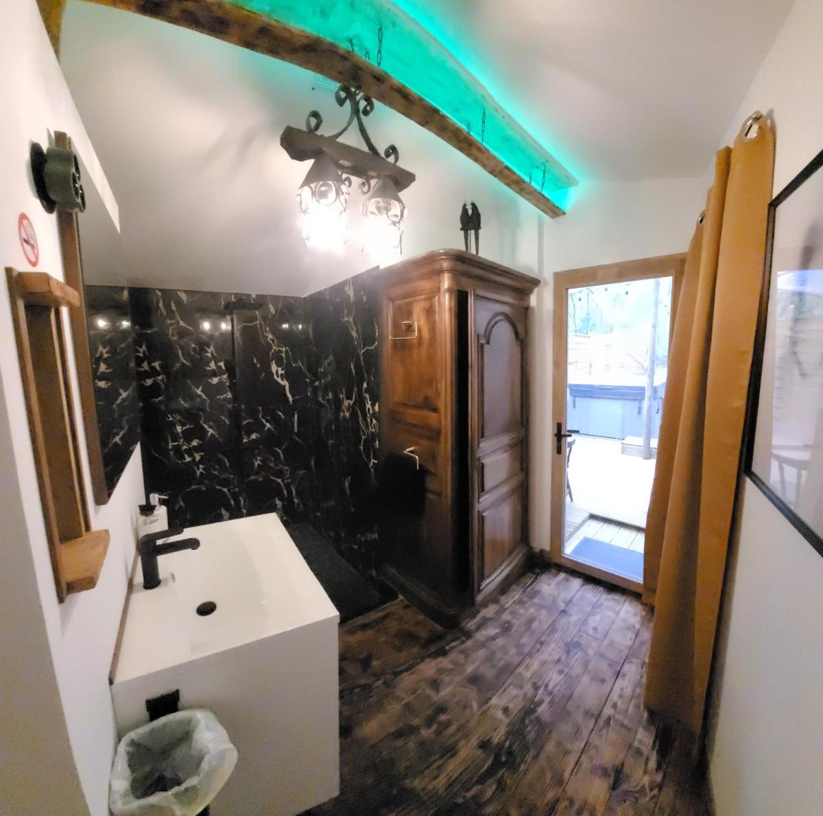 LOVE Room Danslesbois avec spa - Housity
