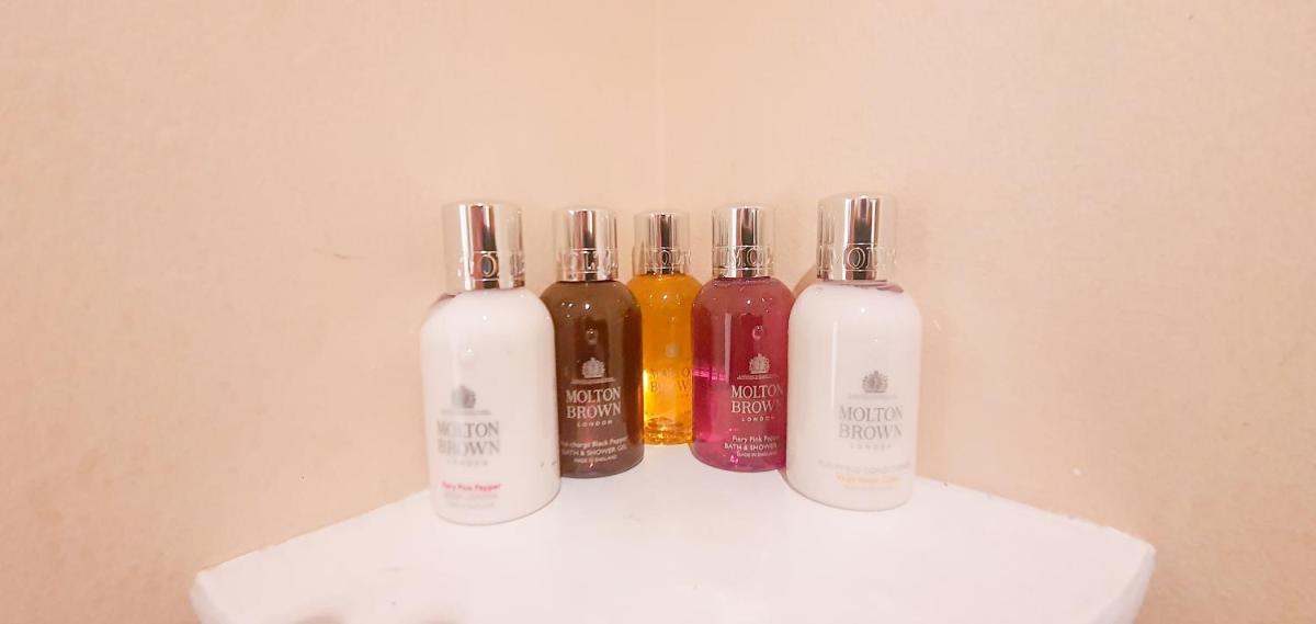 Old Slade Cottage - Train to London 30mins, Heathrow 15mins away,Free Parking - En-suit rooms - Housity