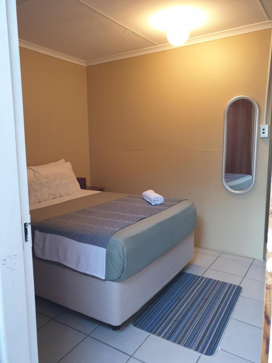Zondile's guest lodge - Housity
