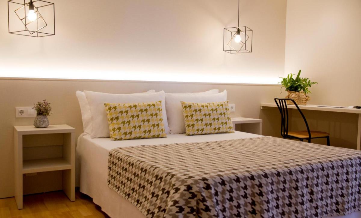 Cama o camas de una habitación en ALEGRIA Plaza Paris 4*Sup