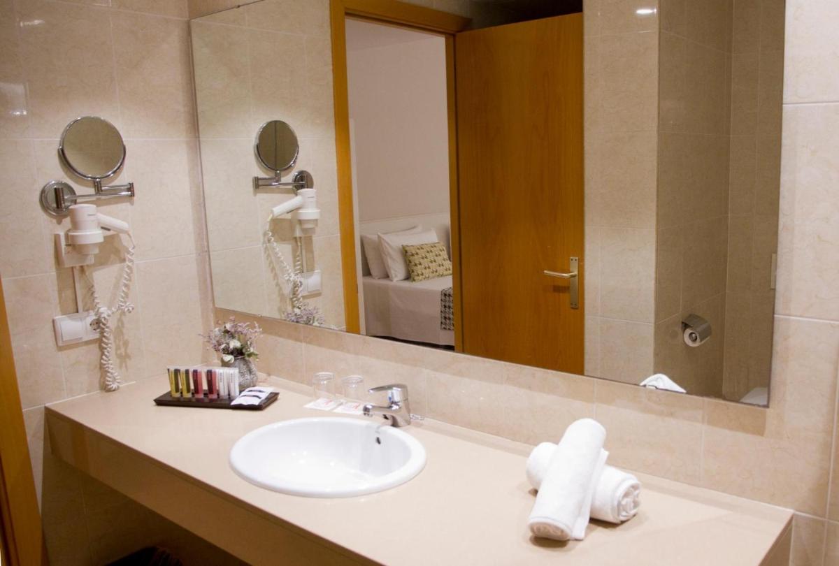 Un baño de ALEGRIA Plaza Paris 4*Sup