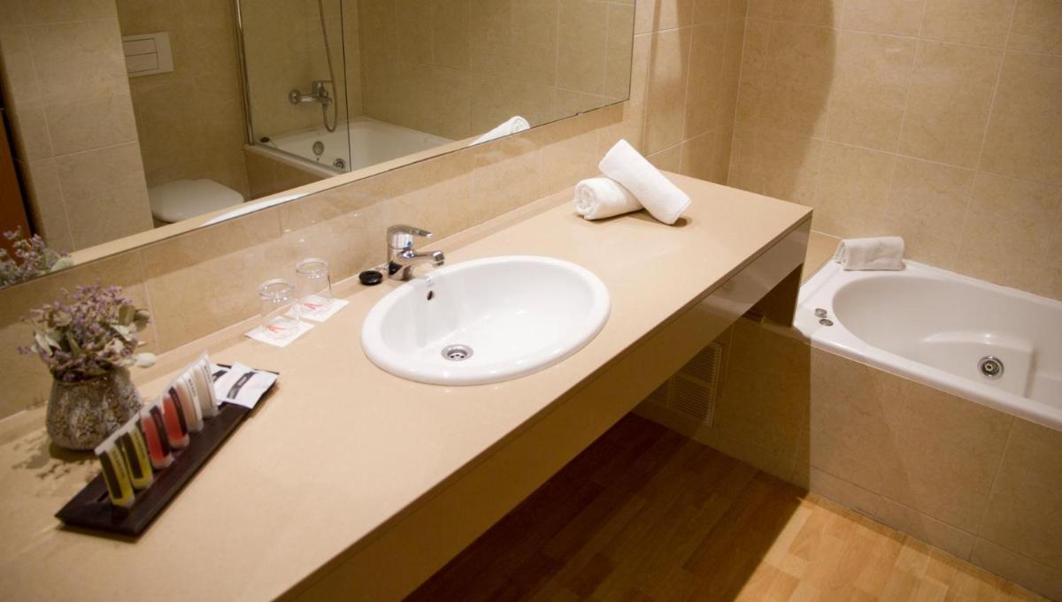 Un baño de ALEGRIA Plaza Paris 4*Sup