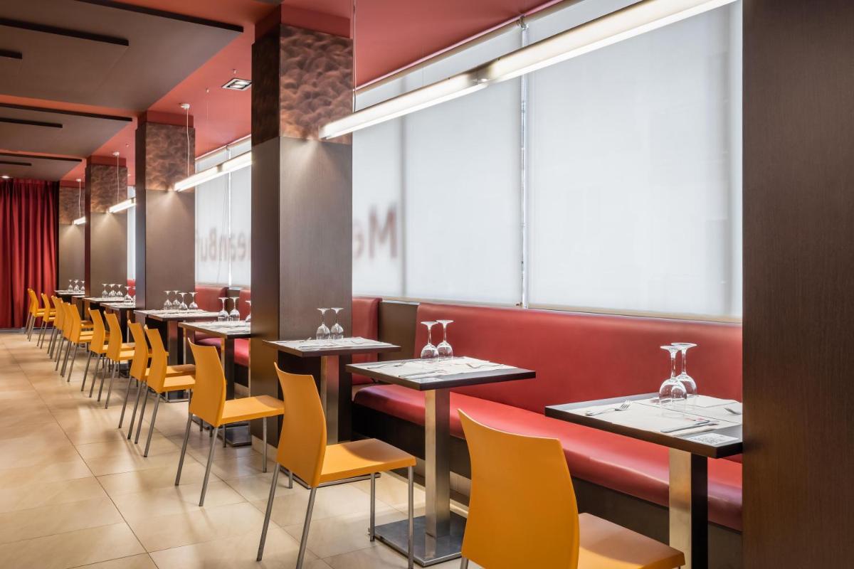 Un restaurante o sitio para comer en ALEGRIA Plaza Paris 4*Sup