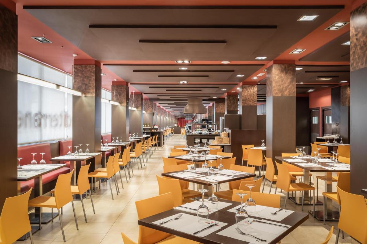 Un restaurante o sitio para comer en ALEGRIA Plaza Paris 4*Sup