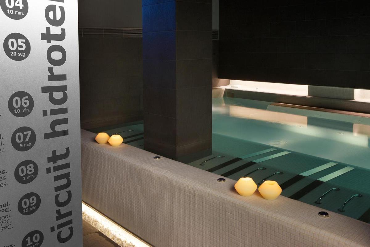 Mesa de billar en ALEGRIA Plaza Paris 4*Sup