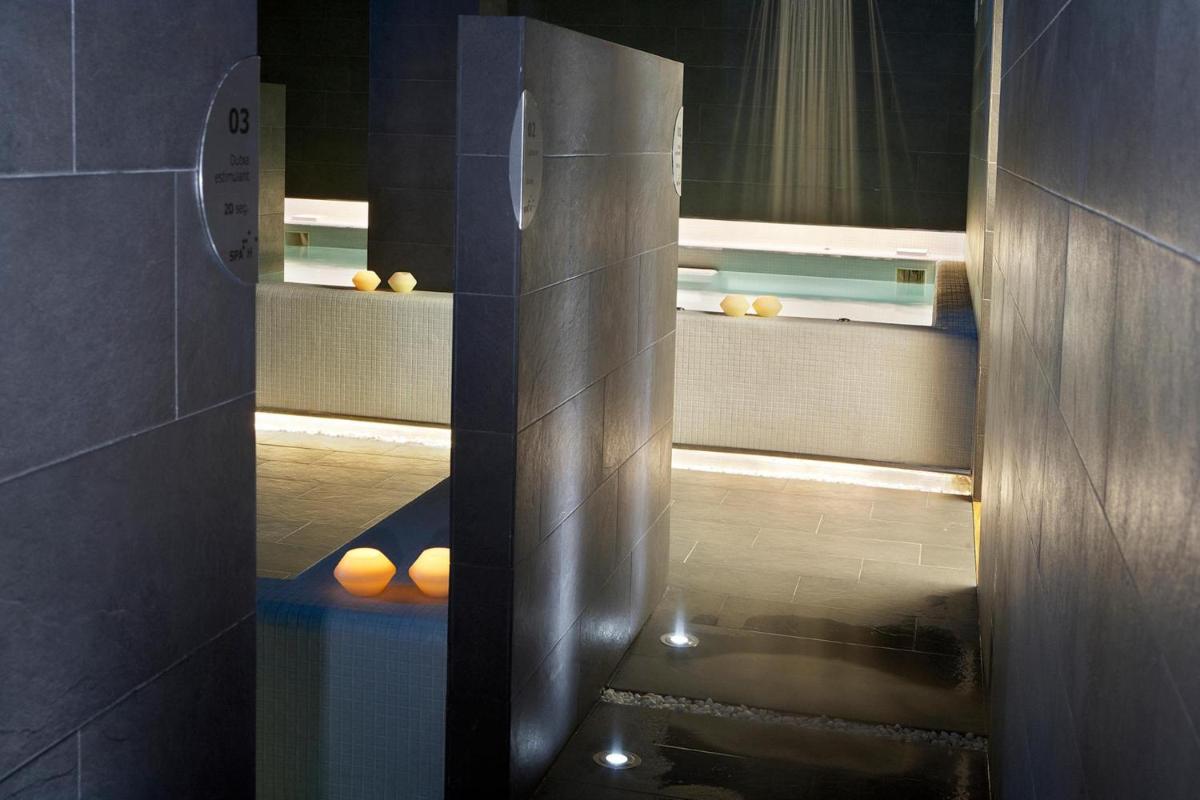 Un baño con ducha con pelotas dentro. en ALEGRIA Plaza Paris 4*Sup, en Lloret de Mar