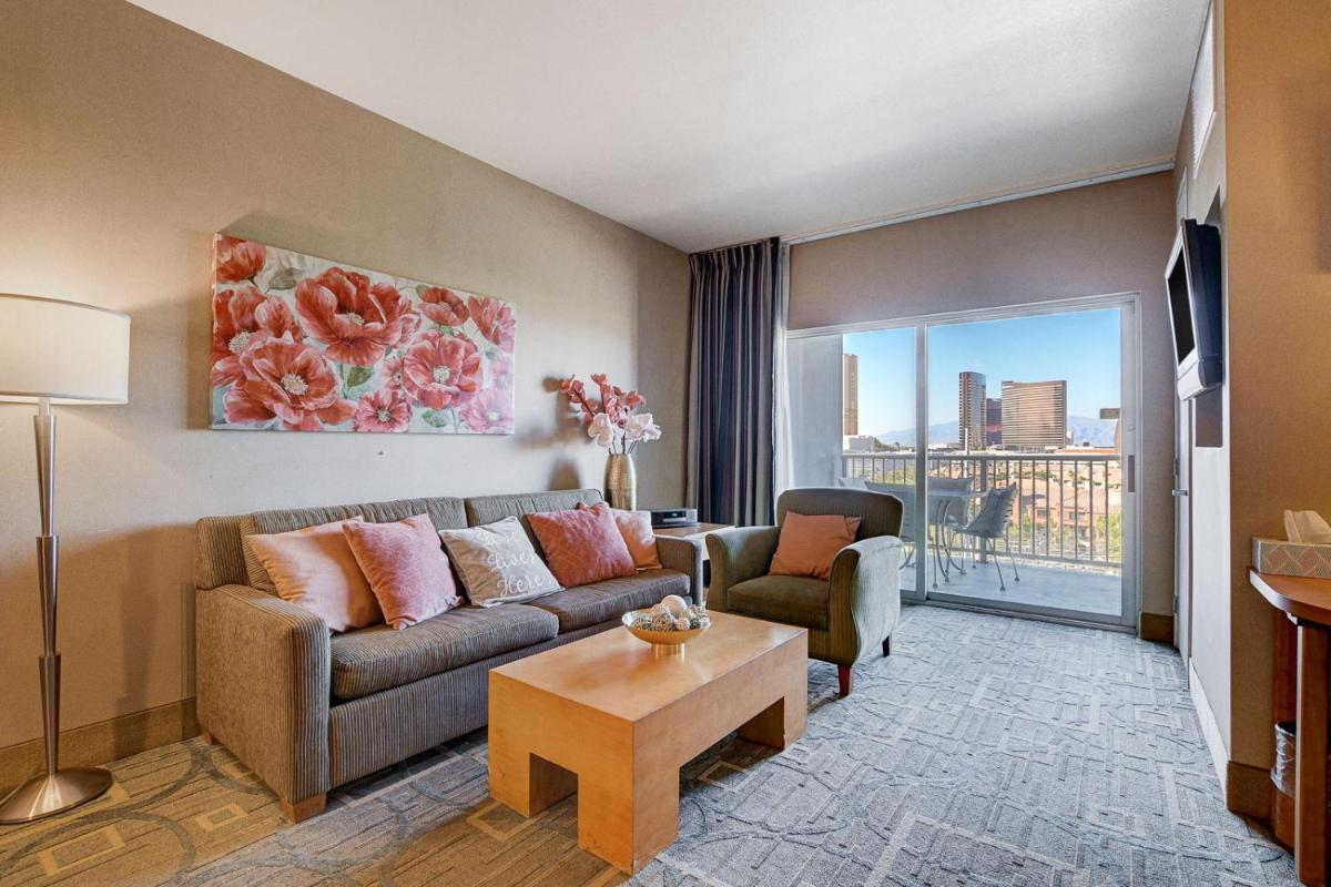 Modern Oasis Steps Away from the Las Vegas Strip - Housity