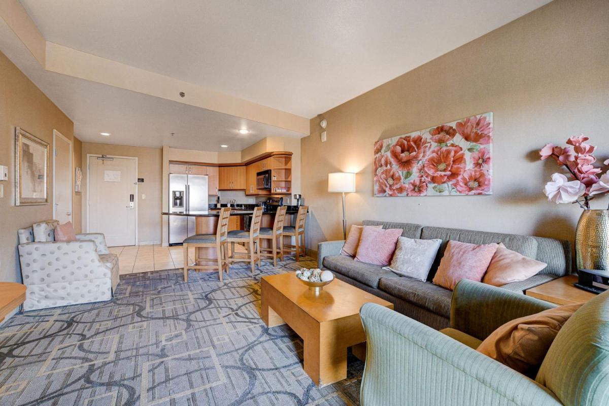 Modern Oasis Steps Away from the Las Vegas Strip - Housity