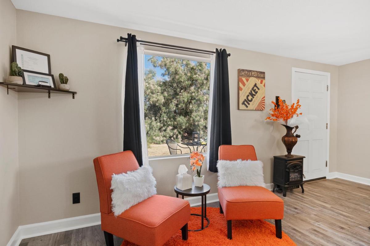 Desert Serenity in Yucca/Joshua Tree w/AC & Fire pit - Housity