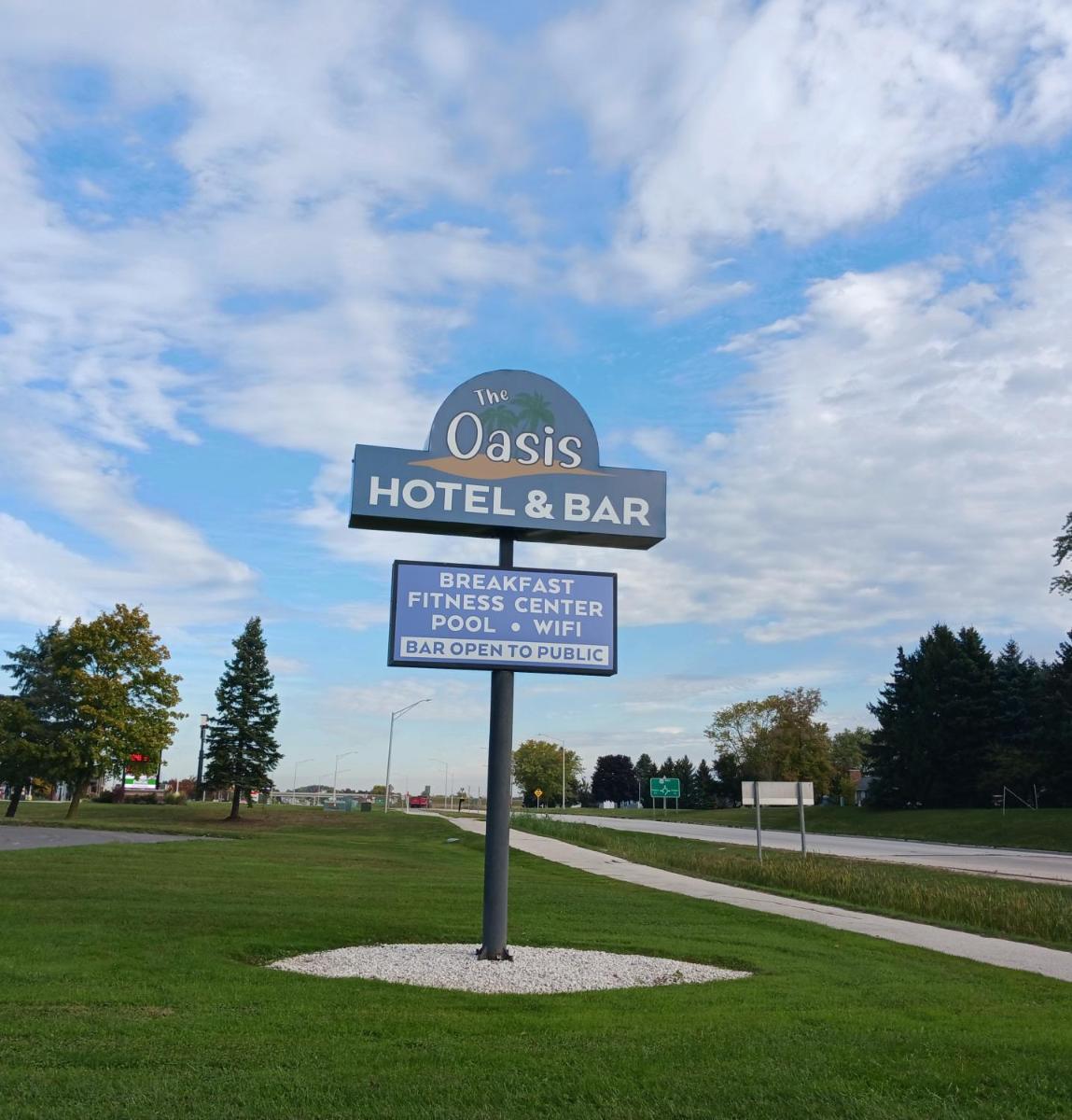 The Oasis Hotel & Bar - Housity