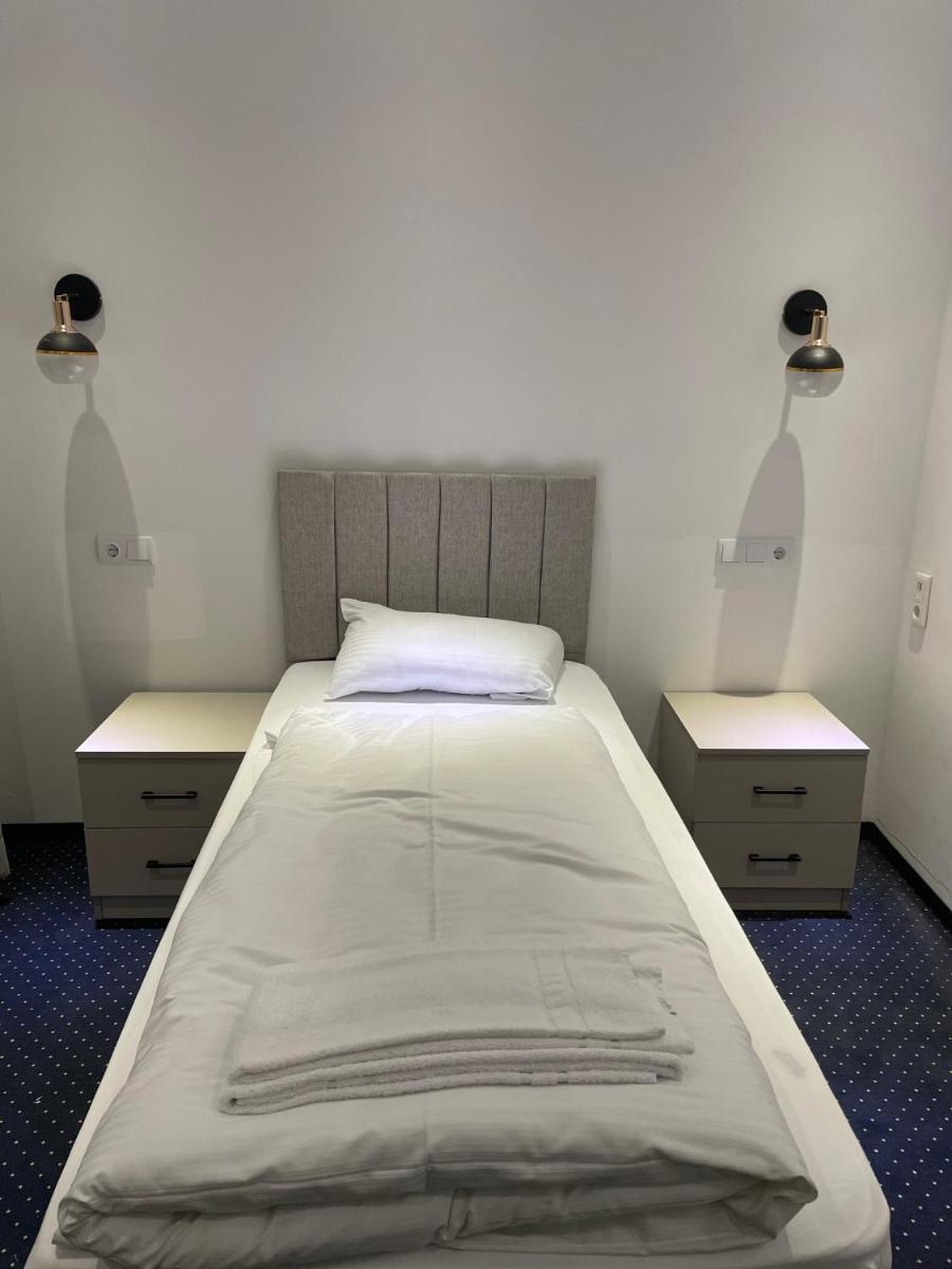 Gastpark Hotel nähe Autobahn A9 Richtung München - Housity
