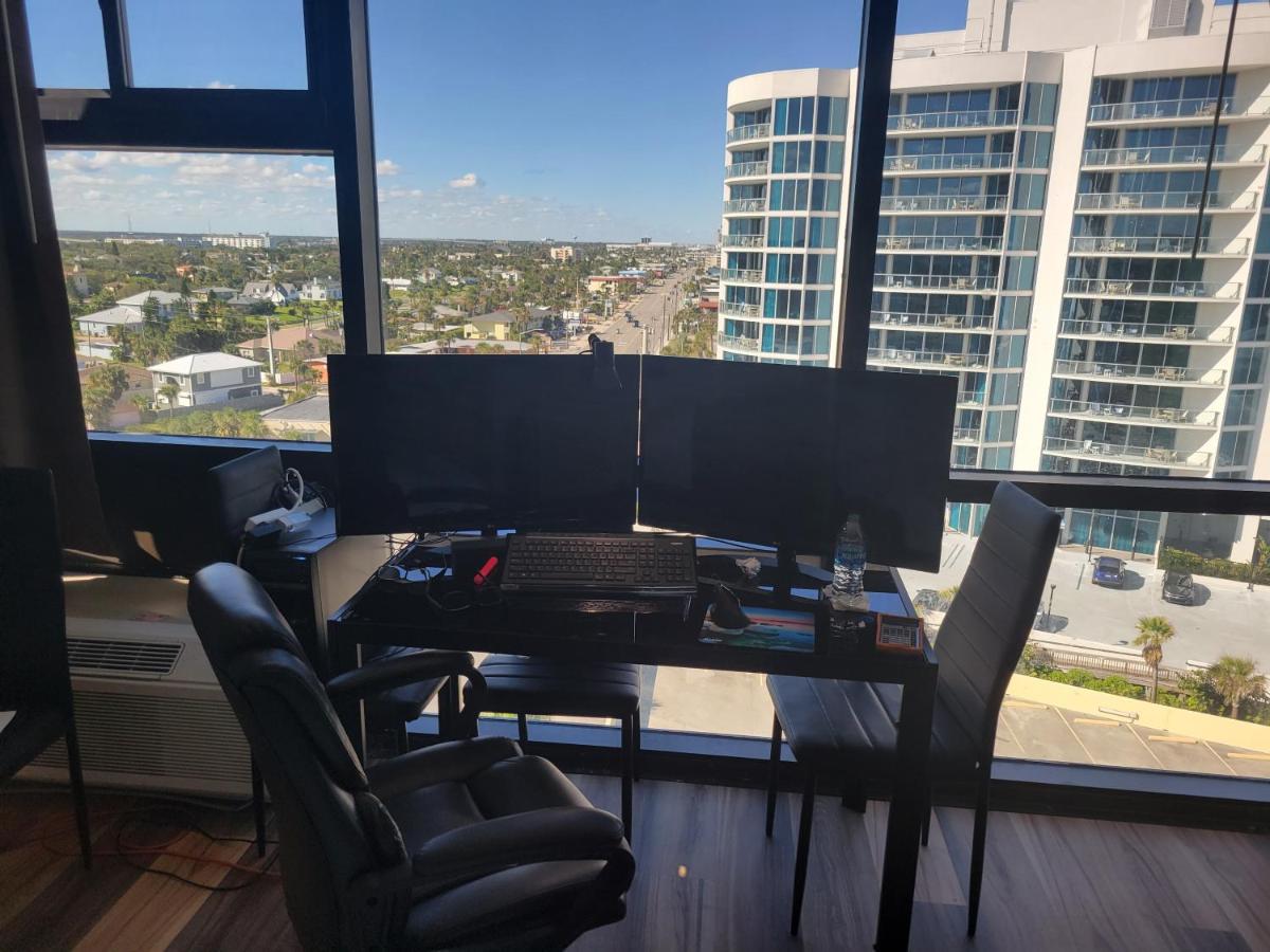 Beautiful Ocean view Condo with huge TV - Housity