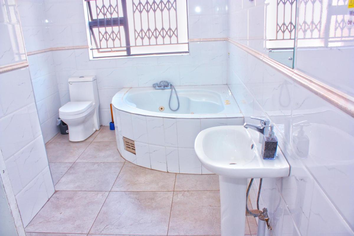 Remarkable ManaComfy 14Bed House in Victoria Falls - Housity