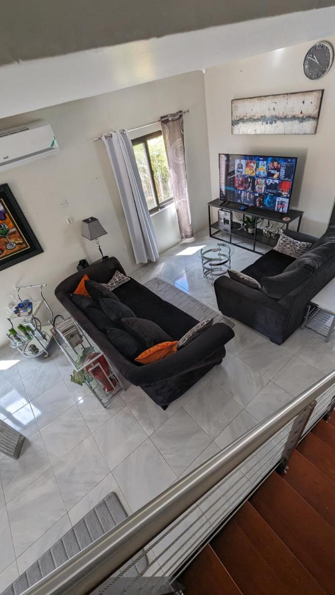 Suitetrails - Elegant Oasis - Modern Townhome, New Furnishings, Premium Mattresses - Sleeps 5 Comfortably
