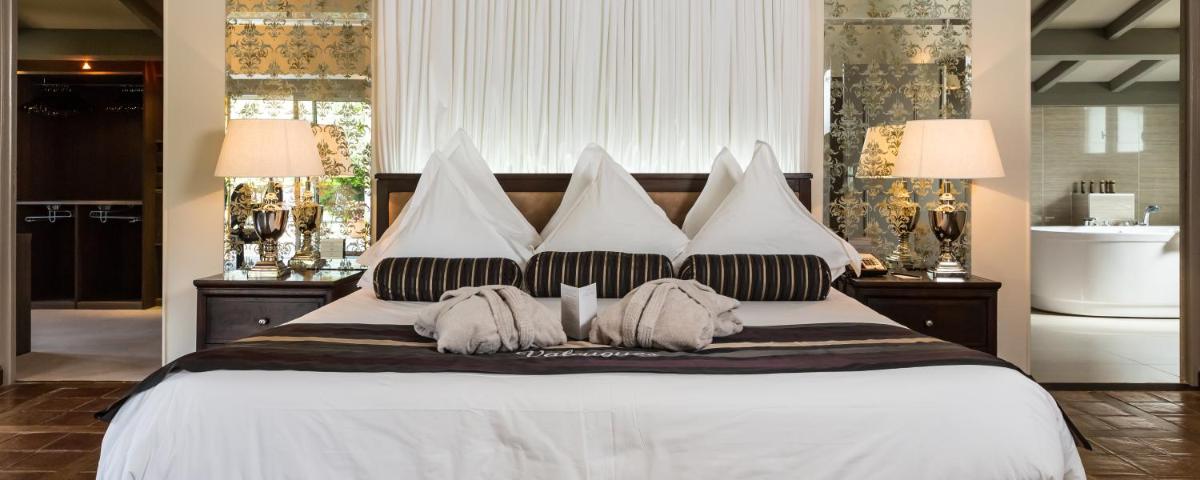 Un ou plusieurs lits dans un hébergement de l'établissement Le Vallon de Valrugues Hotel Spa & Villas