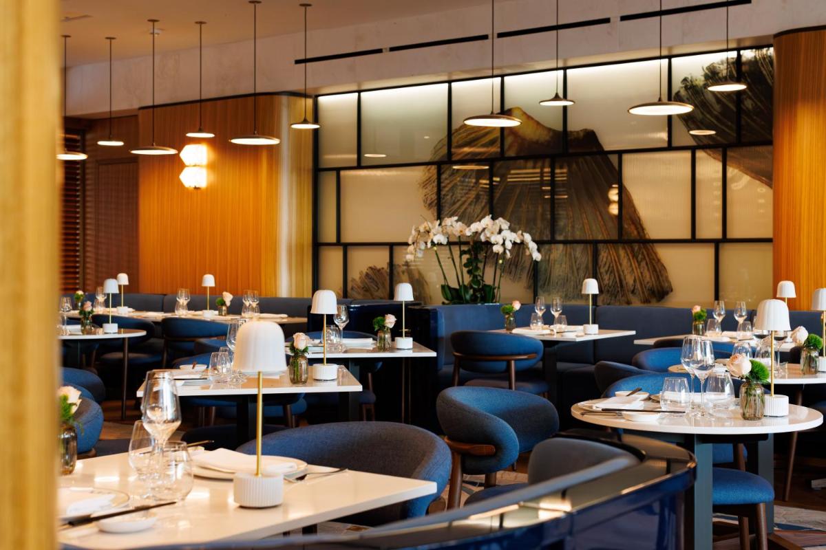 Restaurant ou autre lieu de restauration dans l'établissement Mondrian Cannes