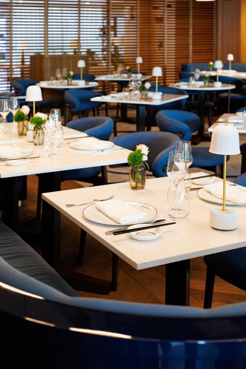 Restaurant ou autre lieu de restauration dans l'établissement Mondrian Cannes