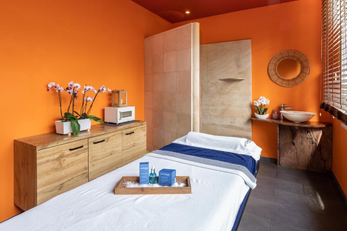 Un ou plusieurs lits dans un hébergement de l'établissement Le Manoir De La Poterie & Spa