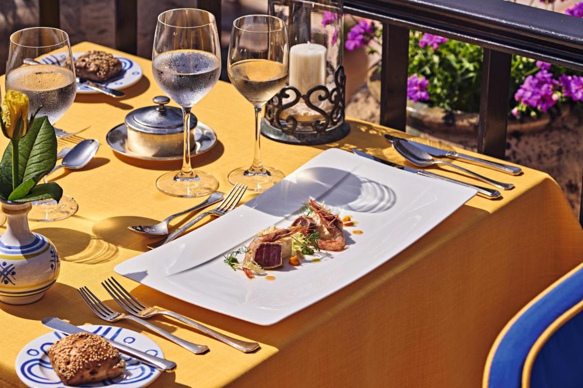 Comida en o cerca de este hotel