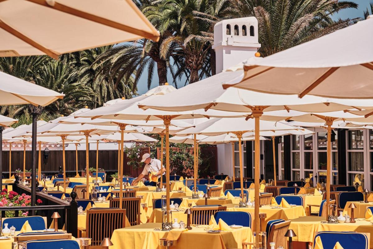 Un restaurante o sitio para comer en Seaside Grand Hotel Residencia - Gran Lujo
