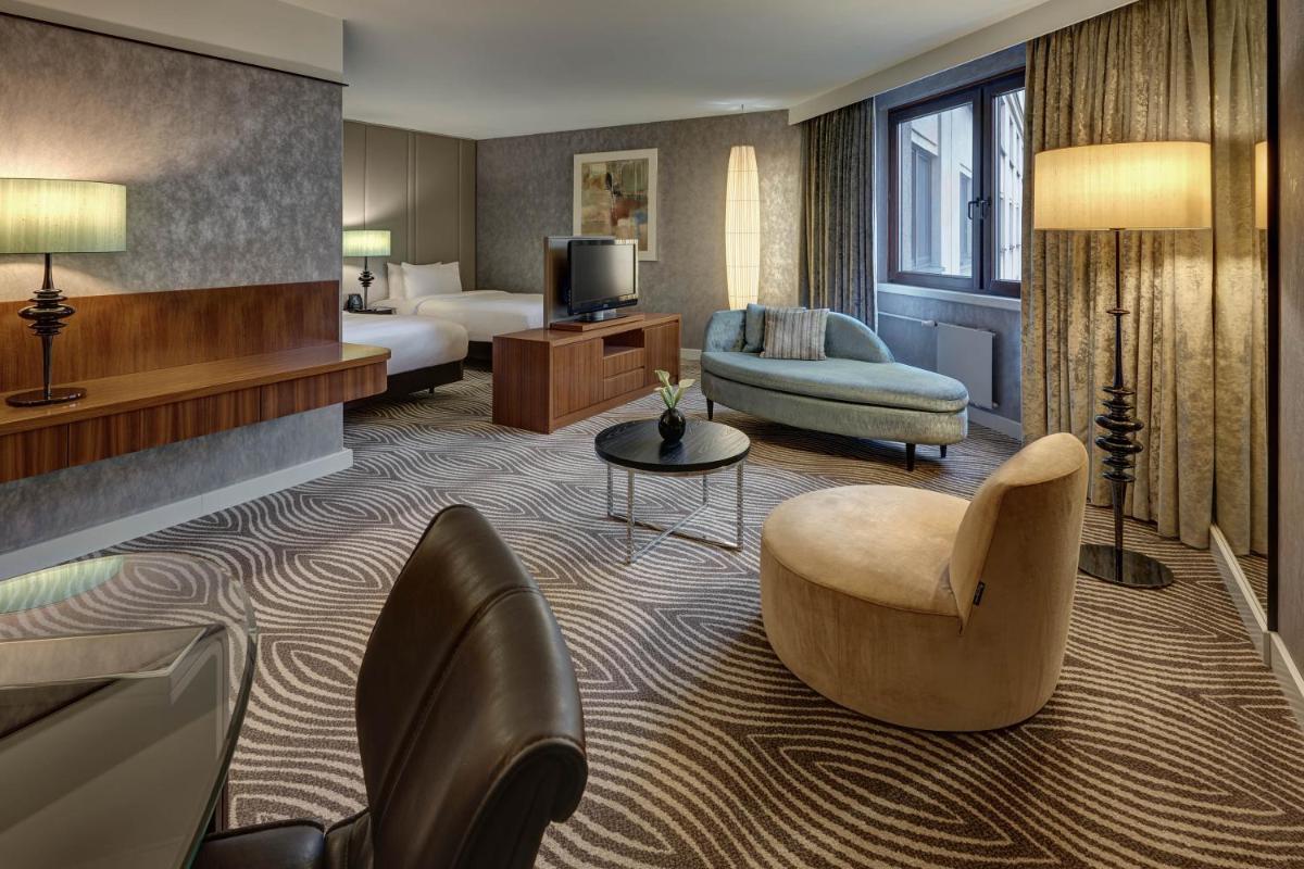 Ein Sitzbereich in der Unterkunft Hilton Berlin