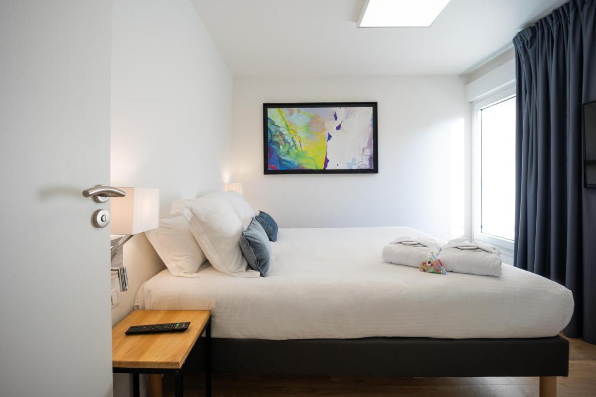 une chambre avec un lit, un bureau et une fenêtre dans l'établissement Le Drip's, à Marseille