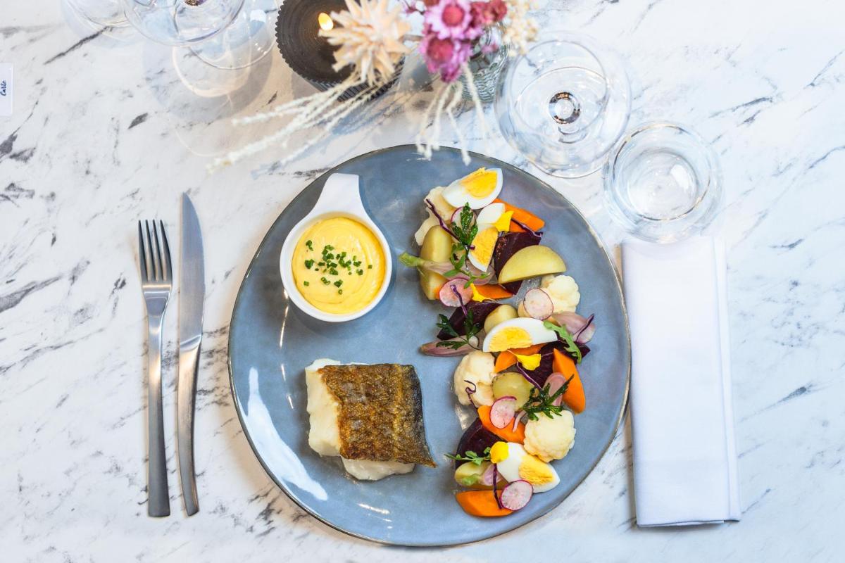 une assiette bleue avec de la nourriture sur une table dans l'établissement Le Drip's, à Marseille