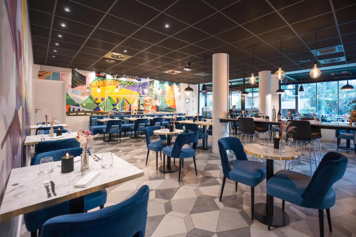 une salle à manger avec des tables et des chaises bleues dans l'établissement Le Drip's, à Marseille