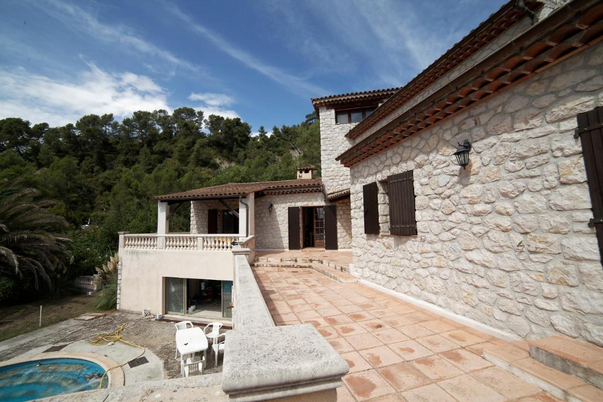 GRANDE VILLA A 15 MINUTES DE NICE - ARRIERE PAYS - Housity