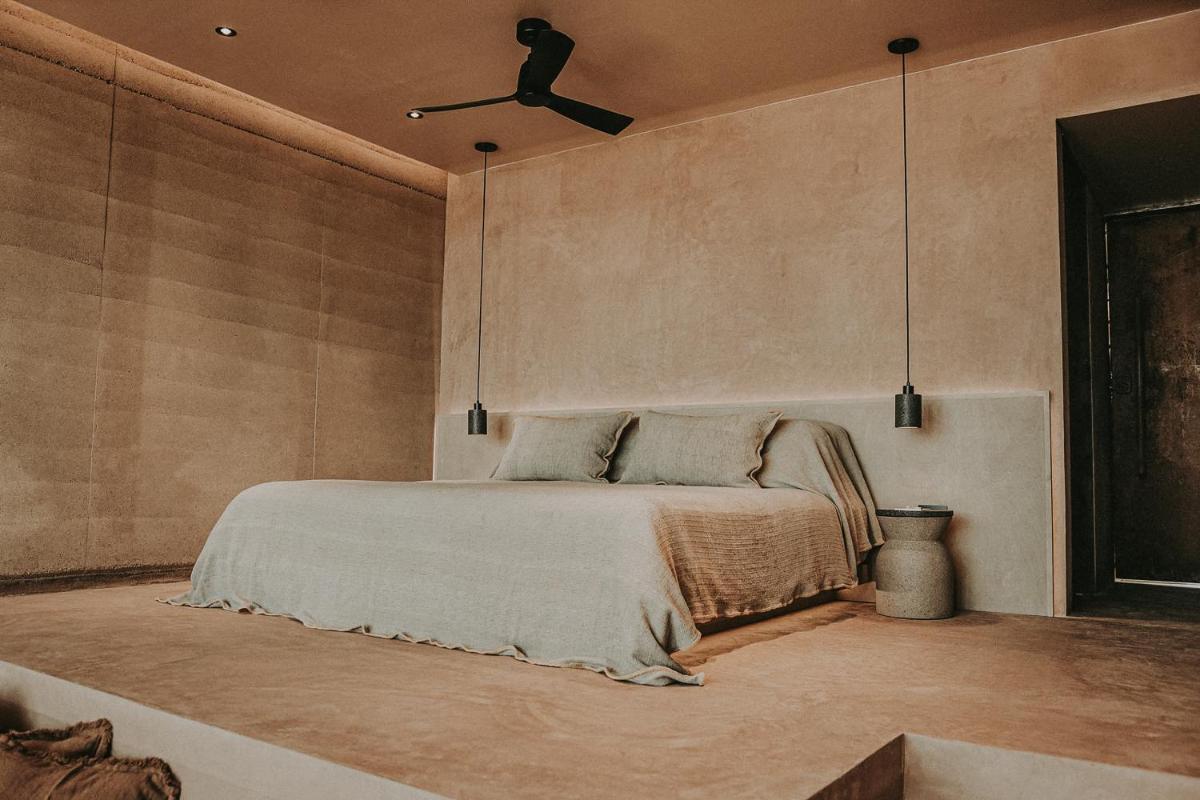 MIRA Earth Studios - Housity