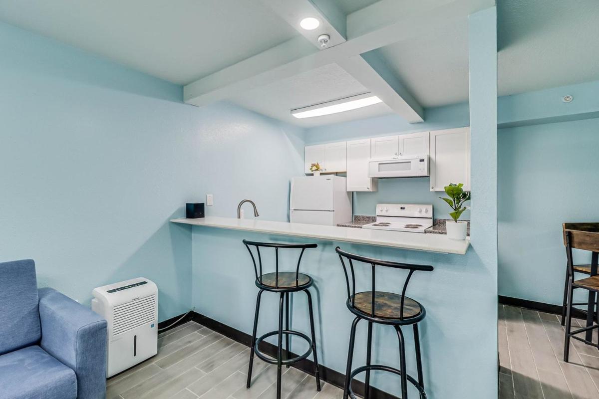 Seaside Boutique Hotel, Waves At Your Doorstep - Housity